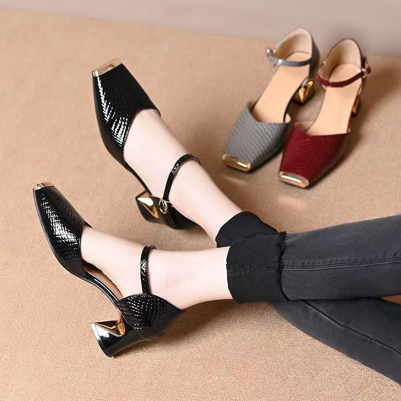 Zapatos de tacón alto de charol con una sola tira al tobillo