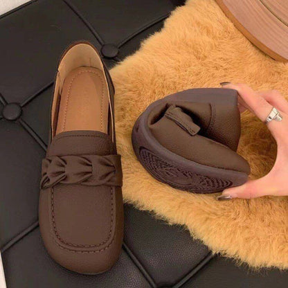 Zapatos de piel nuevos para mujer con suela blanda tejida.