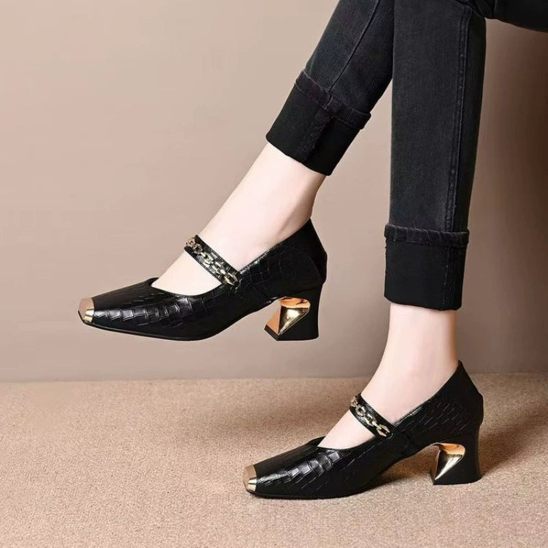 Zapatos de cuero pequeños con talón en cadena metálica