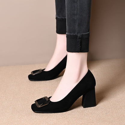 Zapatos de ante con tacón en bloque y hebilla cuadrada para mujer