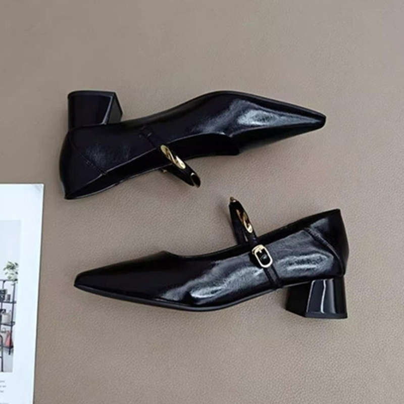Zapatos de estilo retro con tacón en bloque y detalles metálicos