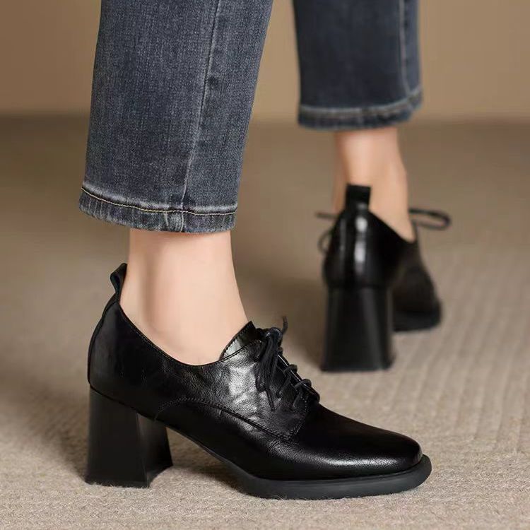 Zapatos británicos de cuero con cordones y punta cuadrada