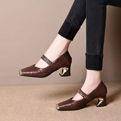 Zapatos de cuero pequeños con talón en cadena metálica