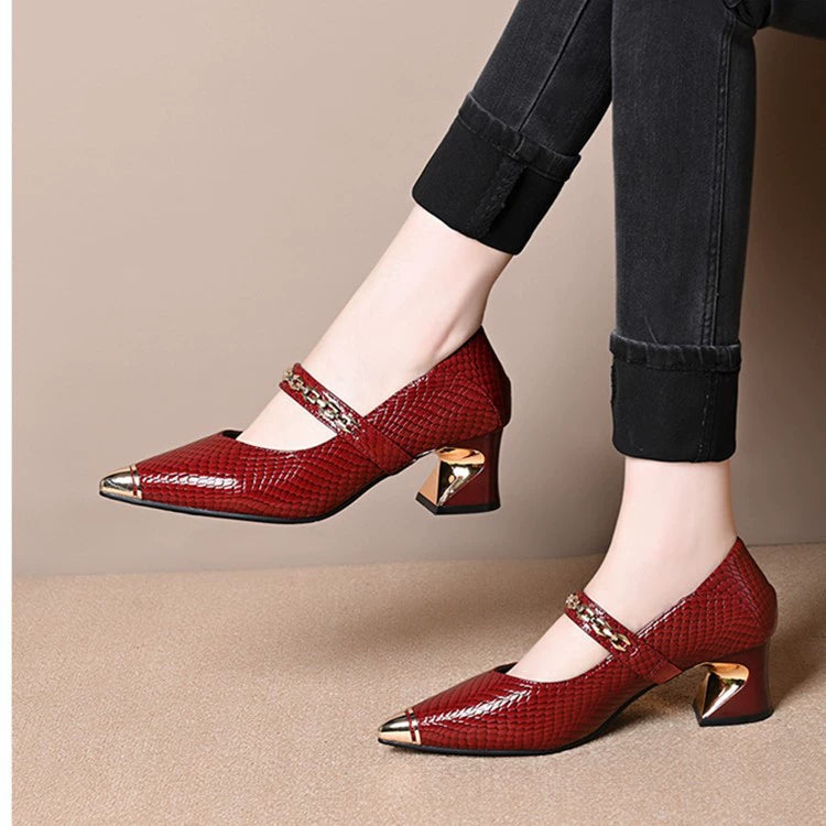 Zapatos de piel de estilo francés con punta afilada y detalles metálicos.