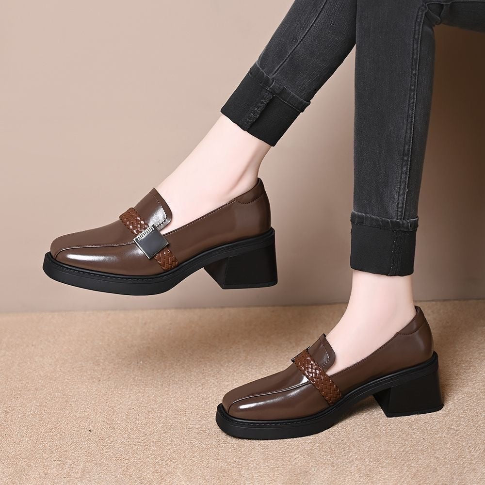 Zapatos de piel de estilo retro con puntera cuadrada y tacón en bloque.