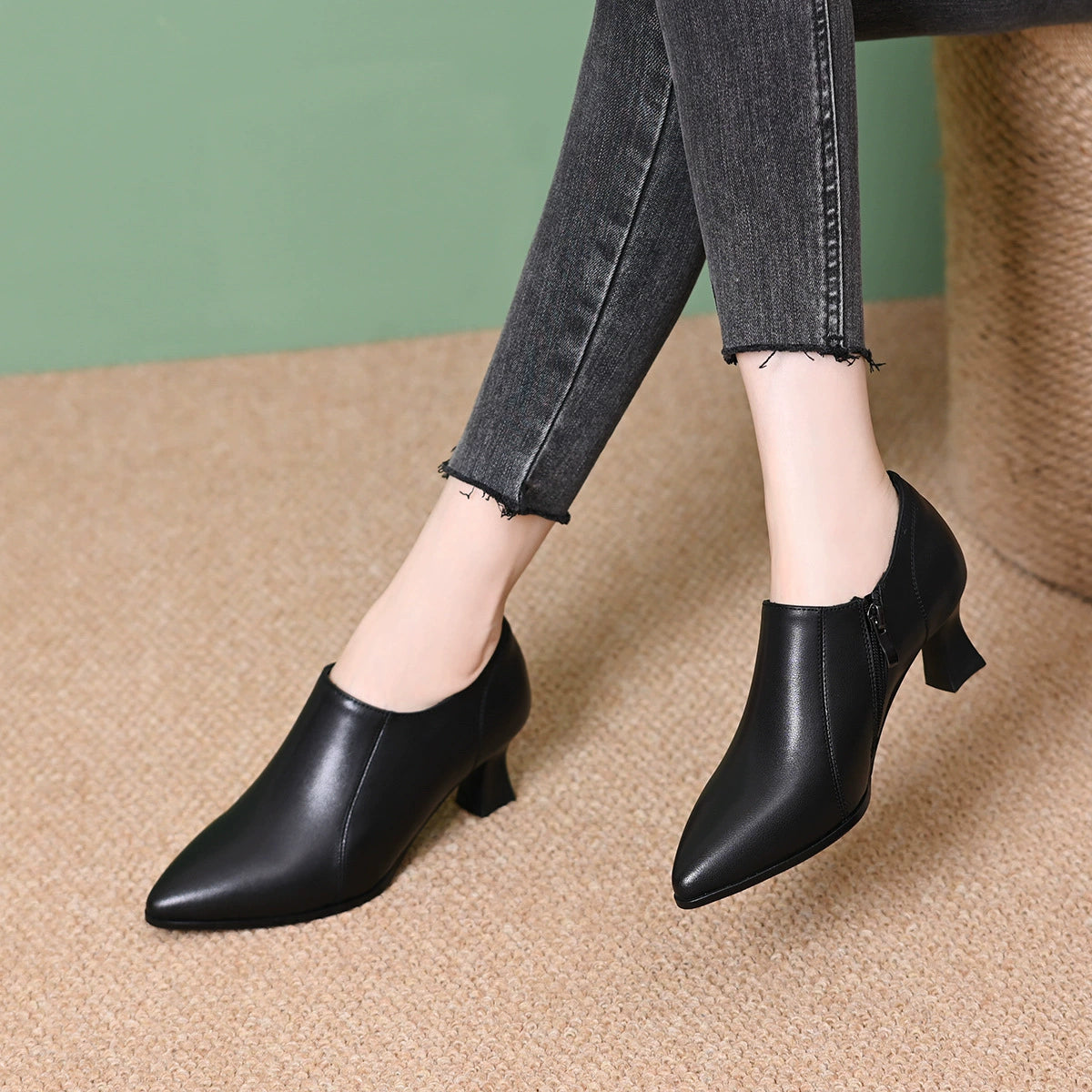 Zapatos de tacón alto de piel auténtica con escote pronunciado.