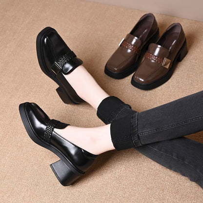Zapatos de piel de estilo retro con puntera cuadrada y tacón en bloque.