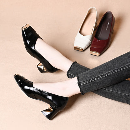 Zapatos de piel con puntera cuadrada y detalles metálicos