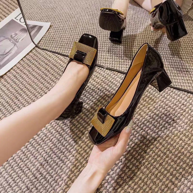 Tacones de charol con punta cuadrada