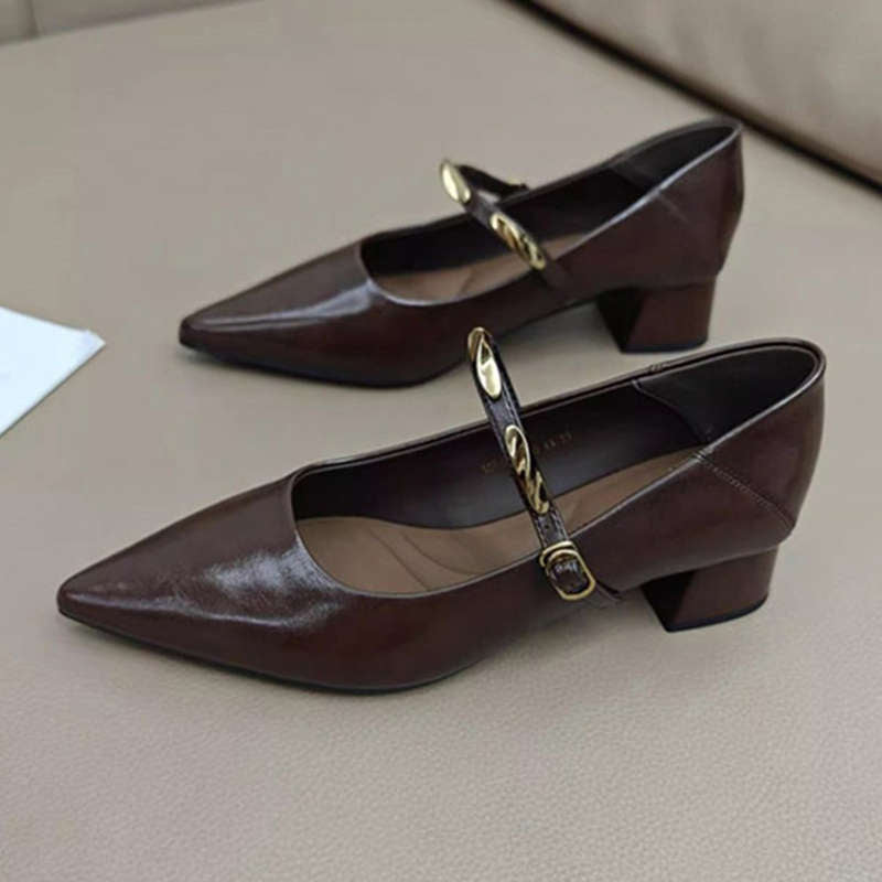 Zapatos de estilo retro con tacón en bloque y detalles metálicos