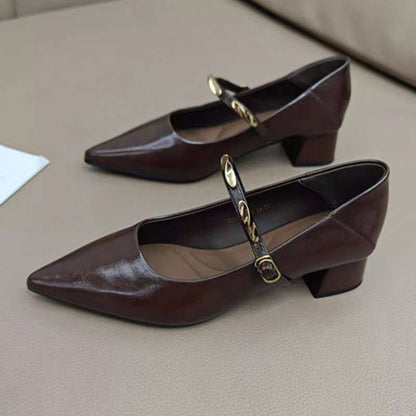 Zapatos de estilo retro con tacón en bloque y detalles metálicos
