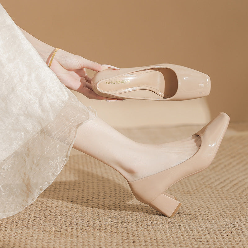 Zapatos de tacón alto de charol nude estilo francés