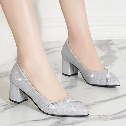 Zapatos de tacón grueso con punta afilada y lentejuelas