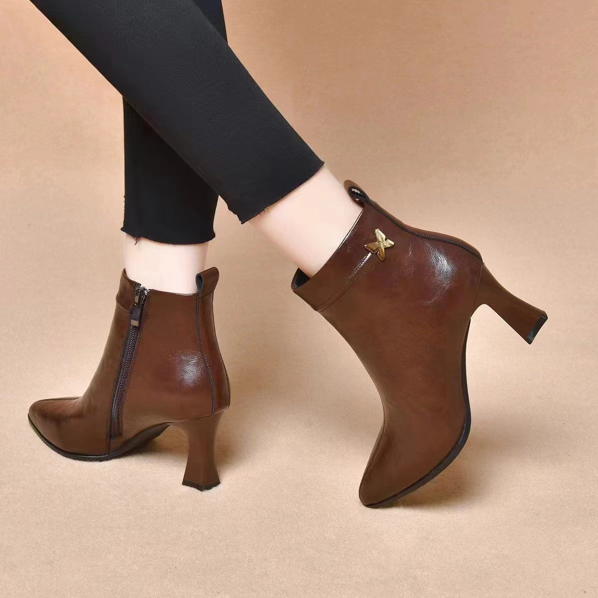 Botines de punta afilada con detalles fruncidos