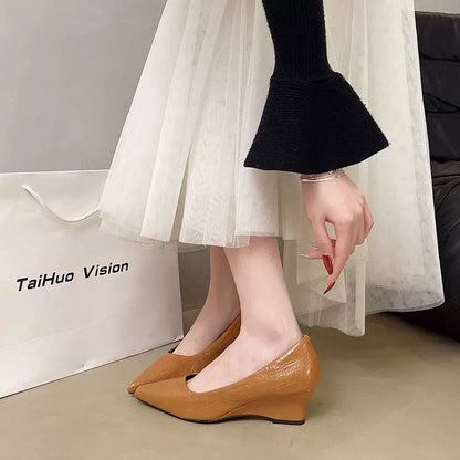 Zapatos de mujer escotados con tacón de cuña