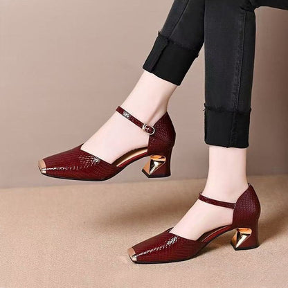 Zapatos de tacón alto de charol con una sola tira al tobillo