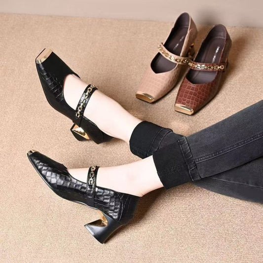 Zapatos de cuero pequeños con talón en cadena metálica
