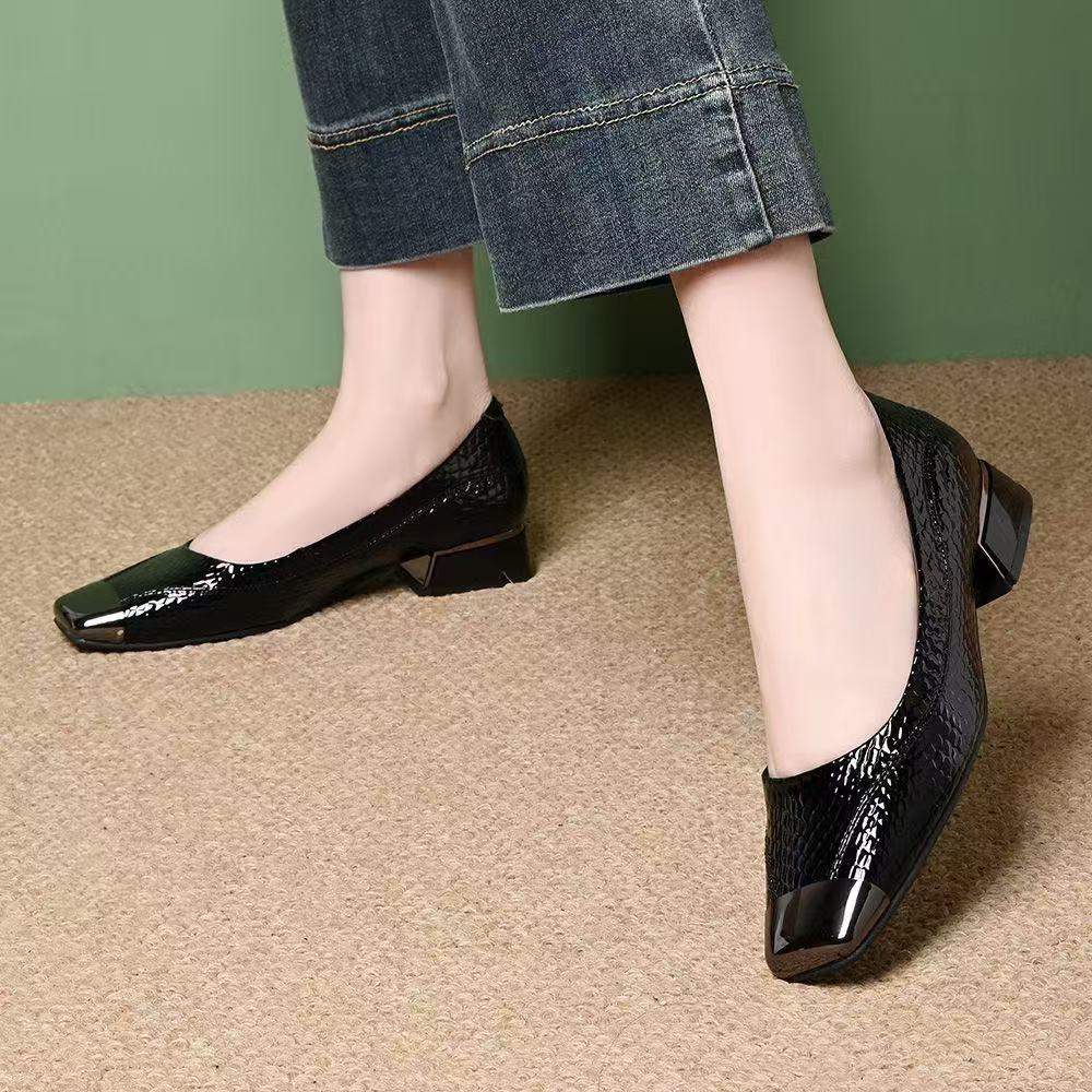 Zapatos de piel de estilo francés con puntera cuadrada y tacón medio.
