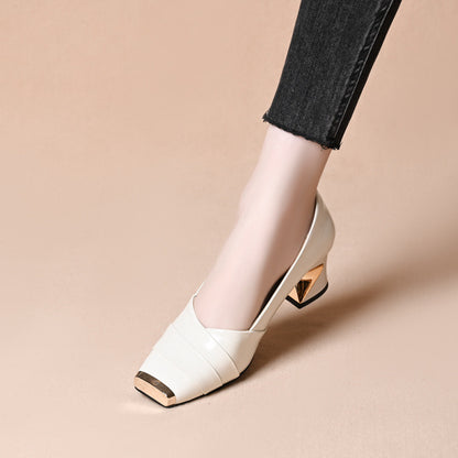Zapatos de piel con puntera cuadrada y detalles metálicos