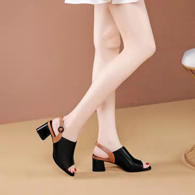 Sandalias destalonadas con diseño de bloques de color, tacón ancho y abertura en la puntera.