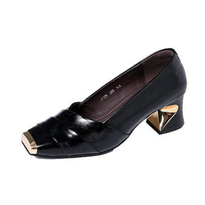 Zapatos de piel con puntera cuadrada y detalles metálicos