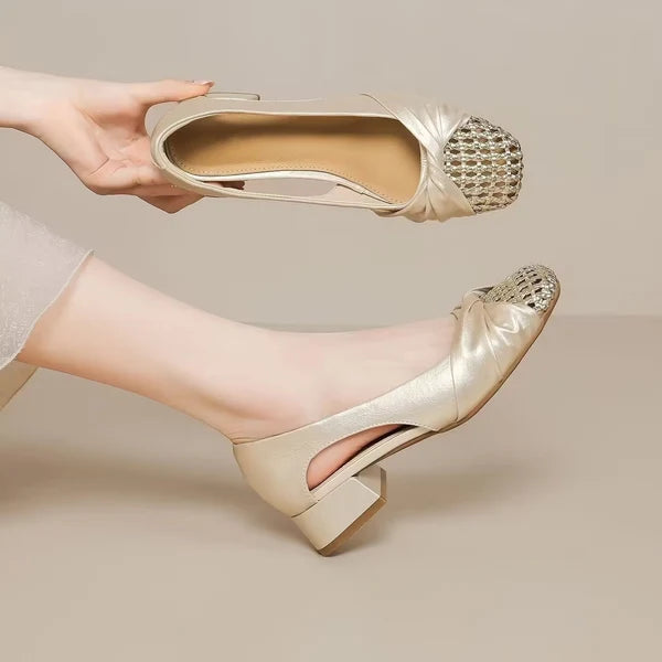 Zapatos de tacón grueso con diseño calado y tejido moderno