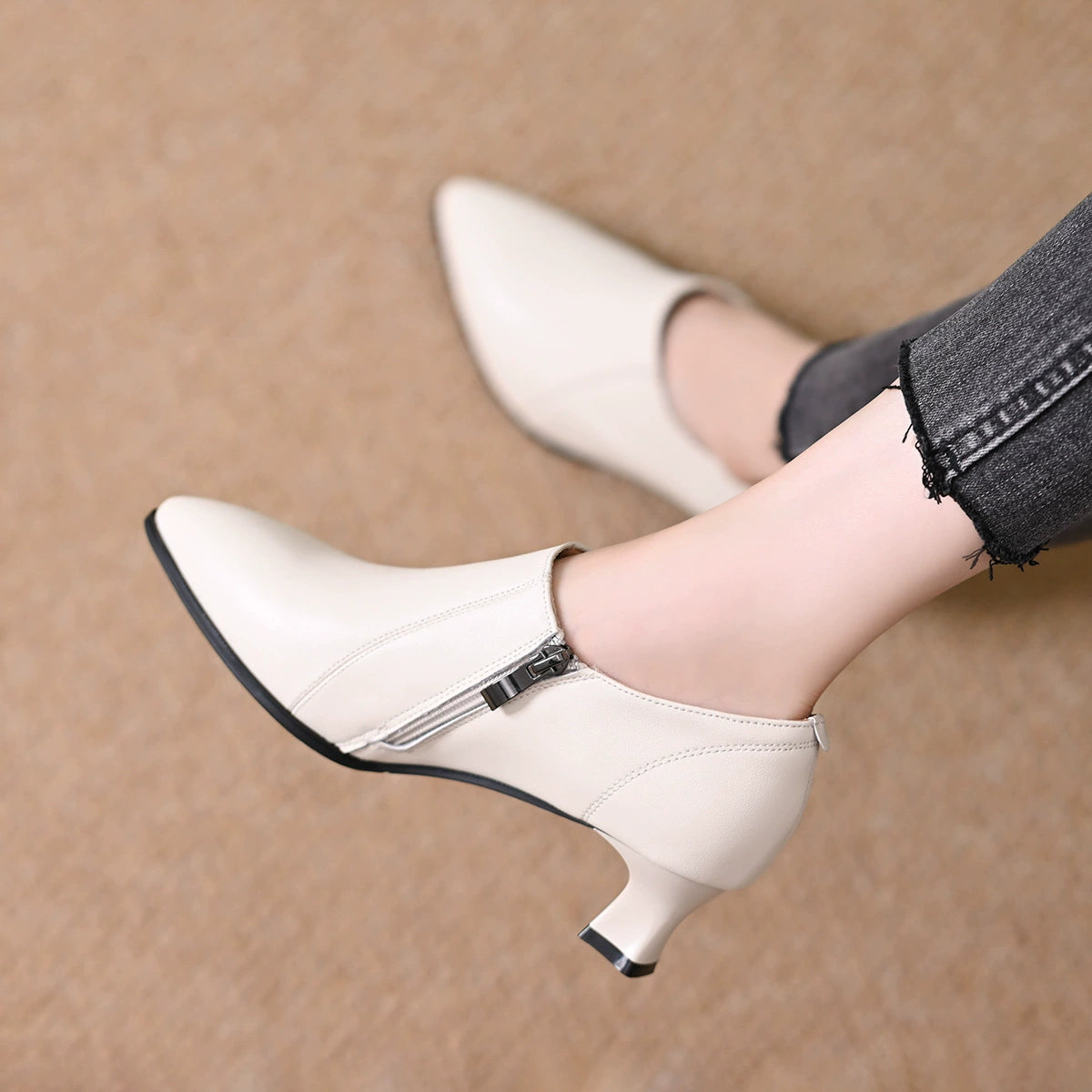 Zapatos de tacón alto de piel auténtica con escote pronunciado.