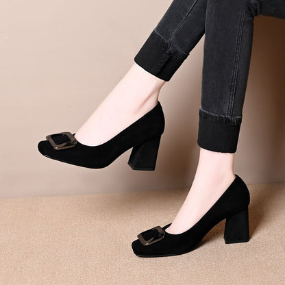 Zapatos de ante con tacón en bloque y hebilla cuadrada para mujer