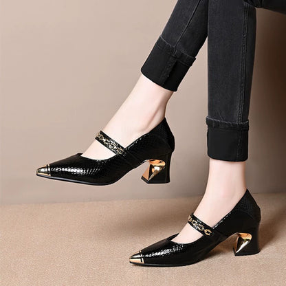 Zapatos de piel de estilo francés con punta afilada y detalles metálicos.