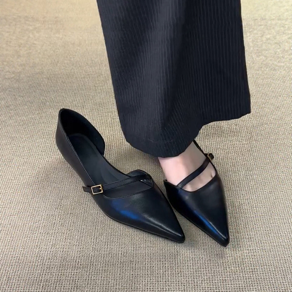 Zapatos de piel cómodos con correa en el empeine