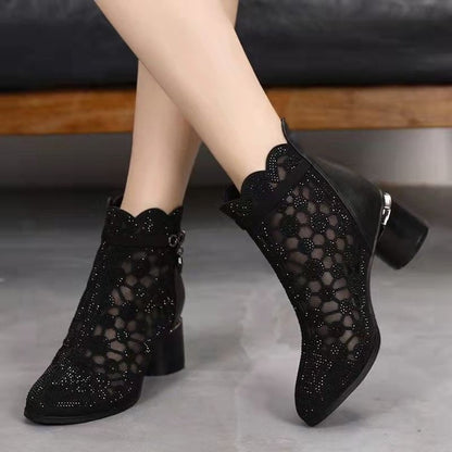 Botas de malla con aberturas y estilo moderno