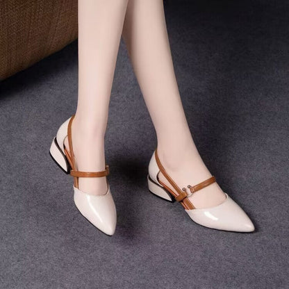 Sandalias de tacón bajo en la parte trasera de la mujer