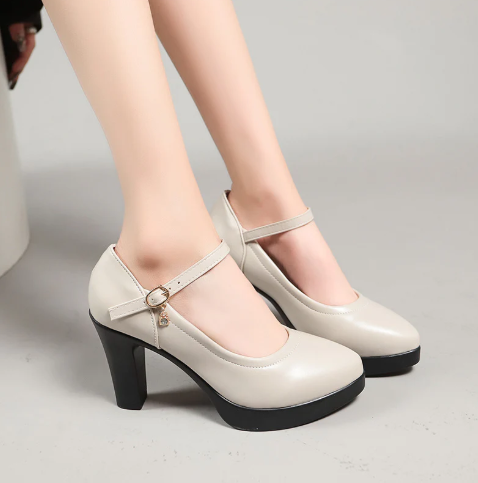 Tacones altos de mujer, tacones gruesos.