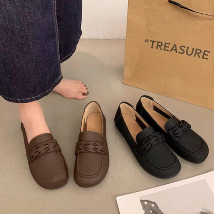 Zapatos de piel nuevos para mujer con suela blanda tejida.