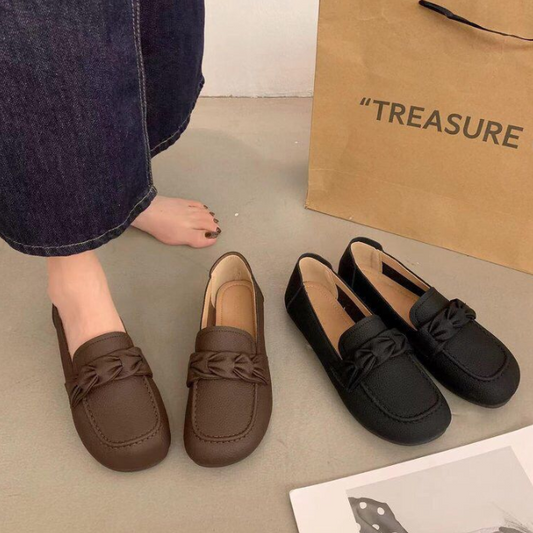 Zapatos de piel nuevos para mujer con suela blanda tejida.