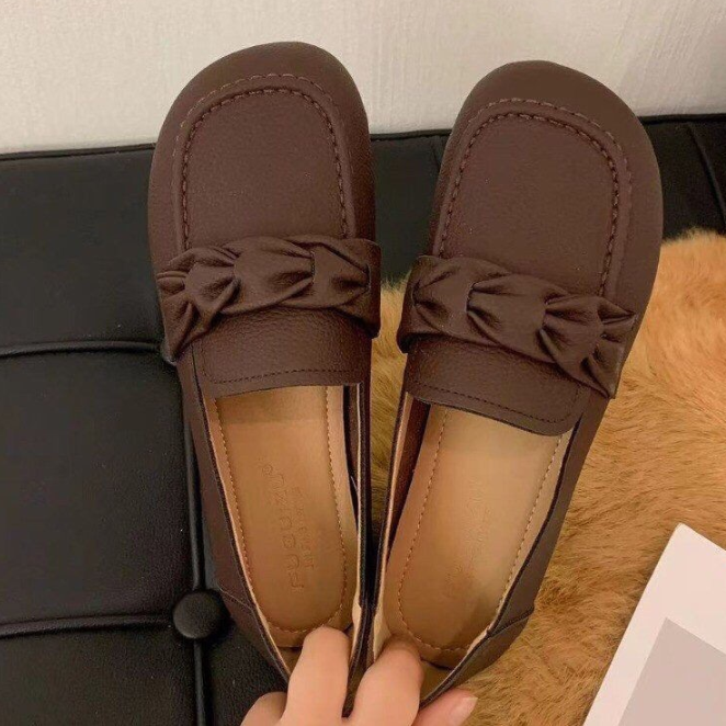Zapatos de piel nuevos para mujer con suela blanda tejida.