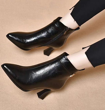 Botines de punta afilada con detalles fruncidos