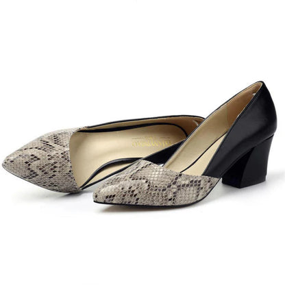 Tacones de moda con punta afilada y diseño en dos tonos